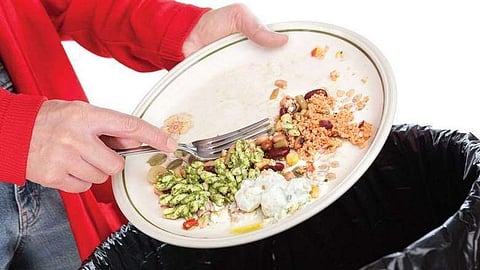 يتم توزيع الطعام الصالح للأكل على المحتاجين بينما يتم جمع بقايا الطعام وتحويلها إلى أسمدة