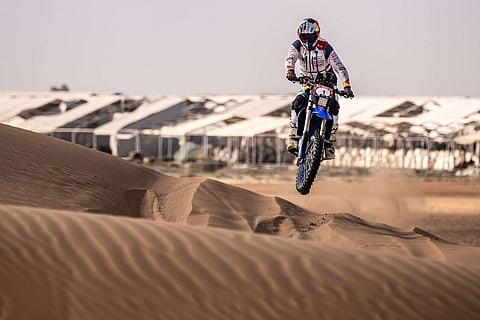 محمد البلوشي أثناء مشاركته في رالي دبي الصحراوي الدولي. — الصورة المرفقة