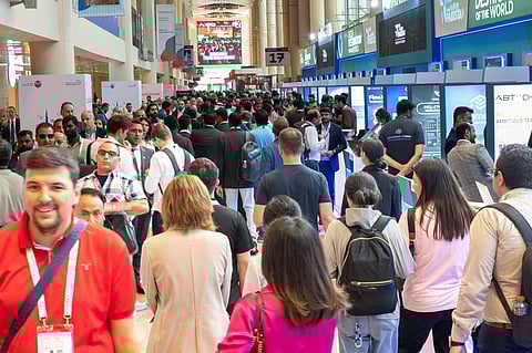 زوار في إحدى الفعاليات في مركز دبي التجاري العالمي.