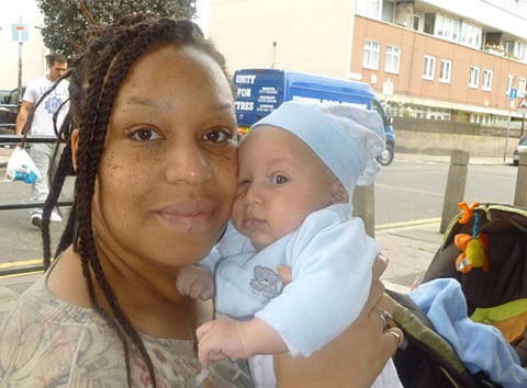 جينيفر وطفلتها آمبر