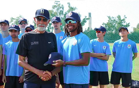 شيام بهاتيا يستلم القبعة الرسمية للمنتخب الياباني في دبي. — الصورة المرفقة