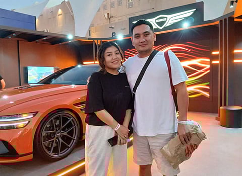 أديليتا سورانبيكوفا وبيليك شاميلوف في منطقة المشجعين في جائزة أبوظبي الكبرى. - تصوير ريتوراج بوركاكوتي