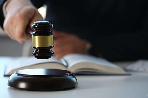 محاولتهما تهريب 4.2 كيلوجرام من الماريجوانا إلى الإمارات