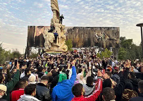 السكان يتجمعون في ساحة سعد الله الجابري للاحتفال. تصوير: رويترز