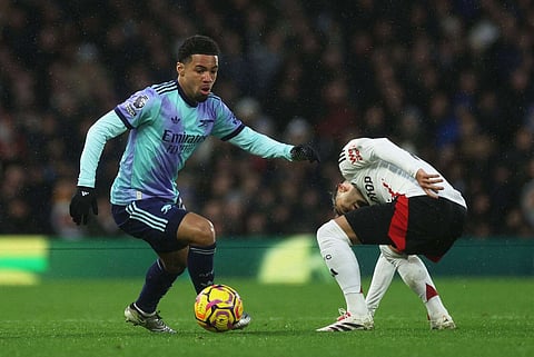 لاعب أرسنال إيثان نوانيري يراوغ لاعب فولهام أندرياس بيريرا. – رويترز