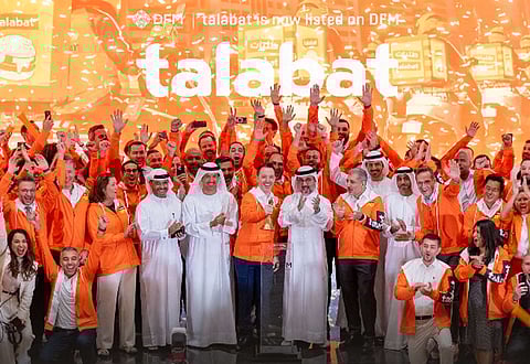 مسؤولون من سوق دبي المالي وطلبات خلال حفل إدراج الشركة.