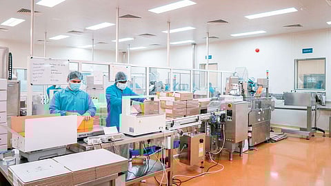 فنيون أثناء العمل في منشآت شركة جلوبال فارما. — الصورة المرفقة