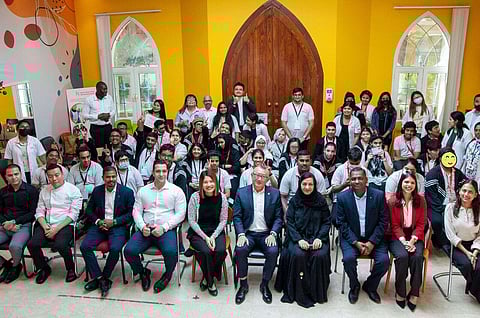 نظم لهم يوماً زاخراً بالهدايا والألعاب الموسيقية والأنشطة الخارجية