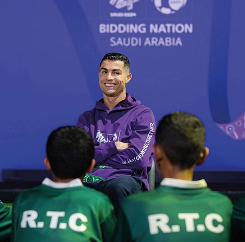 كريستيانو رونالدو يتحدث إلى مجموعة من لاعبي كرة القدم السعوديين الطموحين. — الصورة المرفقة