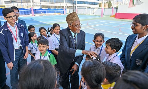 الحاج جمال الدين، رئيس مجلس الإدارة ومؤسس مدرسة كريسنت الإنجليزية بدبي، مع طلاب المدرسة - تصوير: محمد سجاد