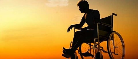 أصيب بالشلل وحوّل تركيزه نحو تمكين ذوي الإعاقة وزيادة الوعي بالتحديات التي يواجهونها.