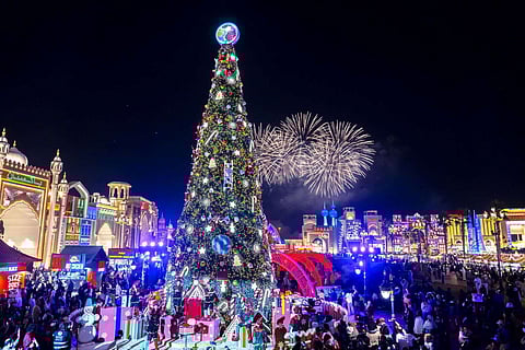 شجرة عيد الميلاد في القرية العالمية. من المرجح أن تظل السياحة نقطة مضيئة لاقتصادات المنطقة. — الصورة مقدمة