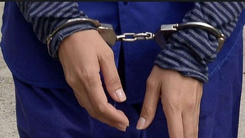 تمكن خبراء الأدلة الجنائية من استرداد الرسائل التي تدين المرأة من الأجهزة المحمولة الخاصة بها.