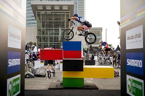 مشارك في العمل. — الصورة المرفقة