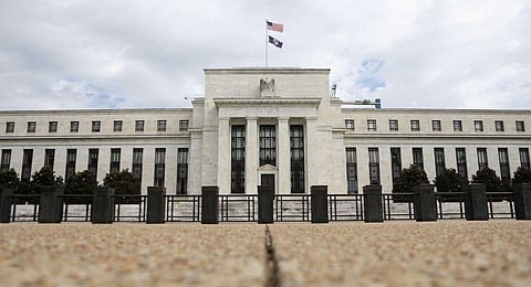 تخفيض سعر الفائدة الرئيسي إلى نطاق يتراوح بين 4.25 و4.50%