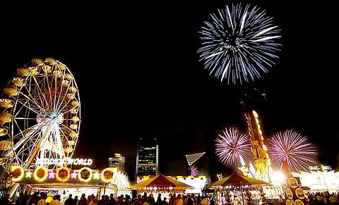 20 ديسمبر 2006 - انطلقت فعاليات الدورة الحادية عشرة والثانية عشرة لمهرجان دبي للتسوق بحماس كبير. وقد احتفلت الدورة بشعار "عالم واحد، عائلة واحدة، مهرجان واحد".—صورة من أرشيف KT