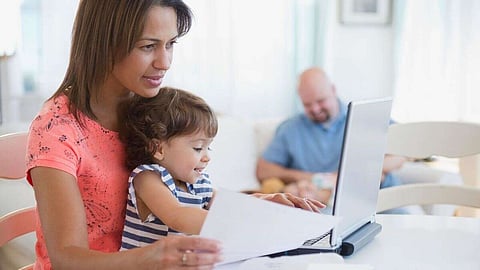 منصة الكترونية تدعم الأمهات الشابات للتغلب على تحديات الموازنة بين العمل والأبوة.