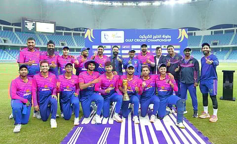 أعضاء فريق الإمارات العربية المتحدة يلتقطون صورة مع الكأس. — بإذن من: X