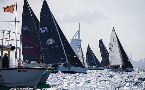 استغل البحارة الظروف الرائعة للإبحار. — الصورة المرفقة