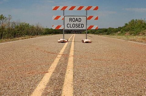 يبدأ الإغلاق عند الساعة السادسة صباحاً.