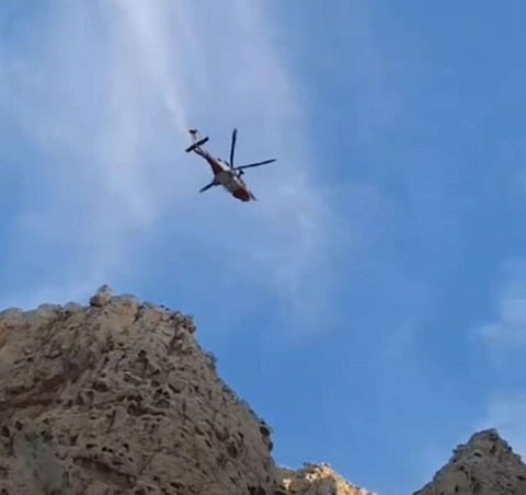 نقل المتسلق جواً إلى مستشفى صقر لتلقي العلاج اللازم.