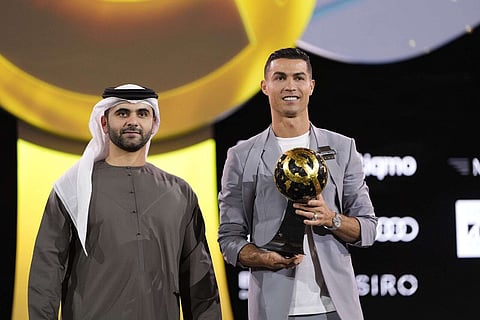 منصور بن محمد بن راشد مع كريستيانو رونالدو، في حفل توزيع جوائز دبي العالمية لكرة القدم. — الصورة مقدمة