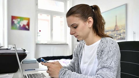 في دولة الإمارات لا يجوز أن يتجاوز الحد الأقصى لساعات عمل الموظف 8 ساعات يومياً أو 48 ساعة أسبوعياً