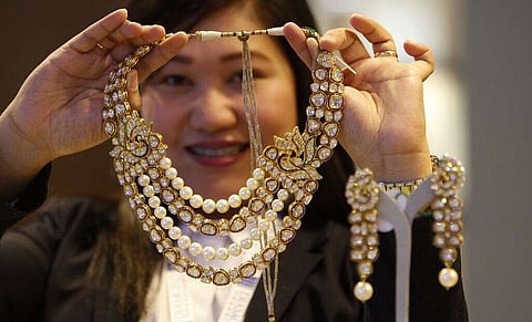 يمكن للمتسوقين توفير ما بين 55% إلى 85% على مجوهرات الماس واللؤلؤ