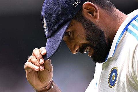 يقوم جاسبريت بومراه لاعب منتخب الهند بتعديل قبعته في اليوم الرابع من المباراة الرابعة ضد أستراليا في ملعب ملبورن للكريكيت. — وكالة الصحافة الفرنسية