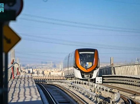 يمتد الخط البرتقالي من الشرق إلى الغرب بطول 41 كيلومتراً