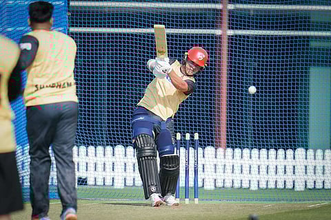 اللاعب الشامل سام كوران يضرب الكرة خلال جلسة تدريبية في دبي. — الصورة مقدمة