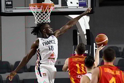 الفرنسي جيري بوتسيل (يسار) يوقف ماركو سيمونوفيتش من مونتينيغرو خلال تصفيات بطولة أوروبا لكرة السلة 2022. — ملف وكالة فرانس برس