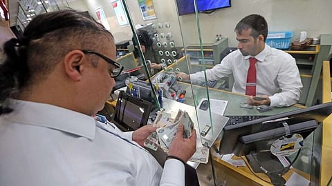 تبادل العملات في دبي. يحدث انخفاض قيمة العملات في جنوب آسيا في سياق أوسع نطاقًا من ارتفاع مؤشر الدولار. — ملف KT