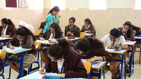 تقليل الضغوط الأكاديمية والاعتماد على اختبار واحد عالي المخاطر.