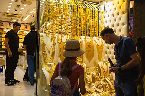 متسوقون يتجولون بين المجوهرات في سوق الذهب في ديرة بدبي. تصوير: شهاب