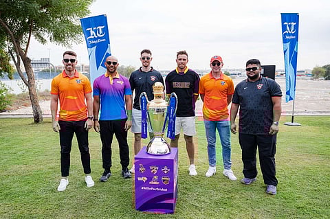 (من اليسار) نجوم الكريكيت جو ويذرلي، وتايمل ميلز، وآدم هوز، وتيم ساوثي، وبين دنك، وعزام خان يقفون مع كأس بطولة دي بي وورلد آي إل تي 20 في مكتب صحيفة خليج تايمز يوم الأربعاء. — صور بواسطة نيراج مورالي