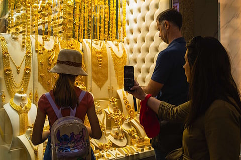 انخفض سعر جرام الذهب عيار 22 قيراطاً بنحو 0.25 درهم إلى 298 درهماً