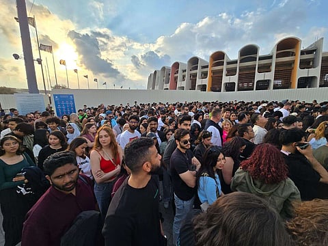 حشود المعجبين تتدفق