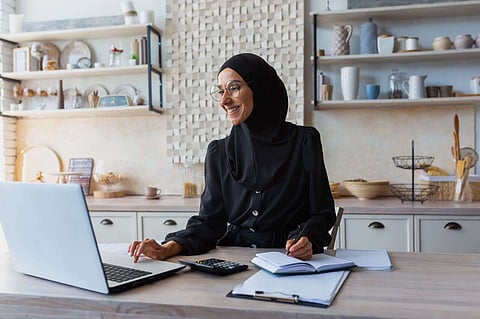 يتعين على صاحب العمل أن يوفر للموظفين المعدات التقنية اللازمة للقيام بالعمل عن بعد، وأن يقوم بصيانتها.