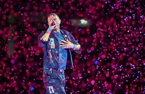 كريس مارتن من فرقة كولدبلاي يغني خلال حفل في أبو ظبي. — صور كولدبلاي بواسطة محمد سجاد