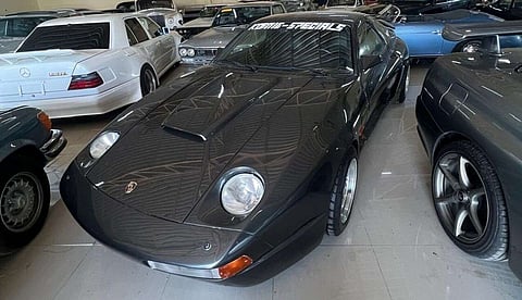 تتكون مجموعته الرائعة من السيارات اليابانية والأوروبية، مع بعض الأنواع الأمريكية المختلطة