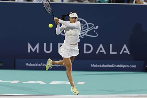 إيما رادوكانو تسدد ضربة عودة خلال مباراتها ضد ماركيتا فوندروسوفا. — الصورة مقدمة