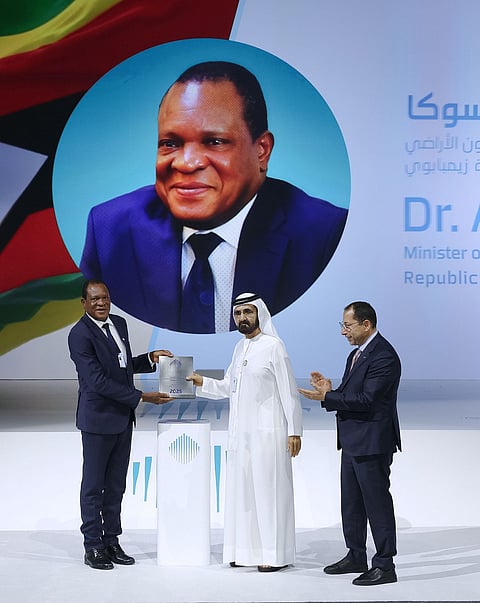 محمد بن راشد يكرم الوزير الزيمبابوي