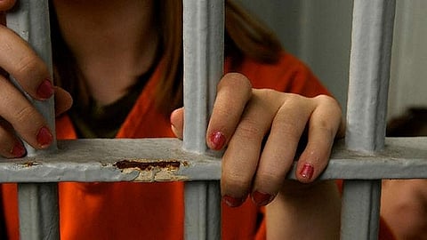 قضت المحكمة بإبعادها بعد تنفيذ العقوبة والحظر على تعاملاتها المالية لمدة عامين