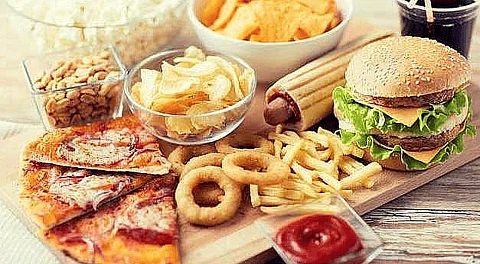 الأغذية المصنعة شعور زائف بالسعادة يقود إلى الاكتئاب