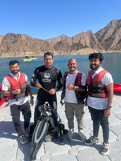 ضابط شرطة دبي يغوص في سد حتا ويعيد قلادة سائحة