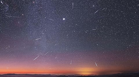 سماء الإمارات تتزين بقمر وردي وزخات شهب خلال الشهر