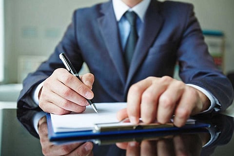 مكافأة نهاية الخدمة في الإمارات: حق قانوني أم اتفاق إضافي؟