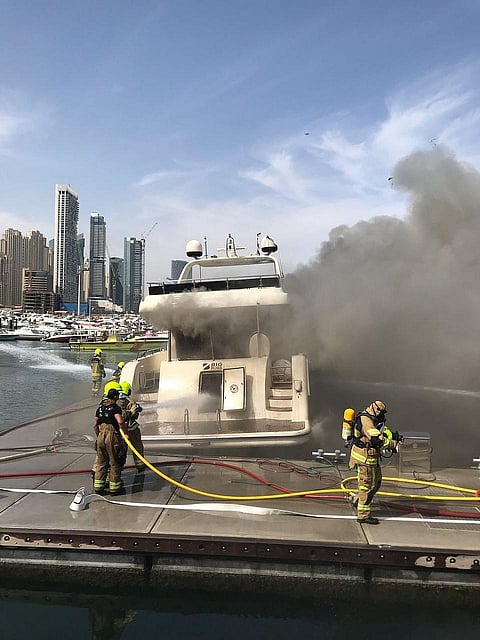 إخماد حريق على متن يخت في ميناء دبي