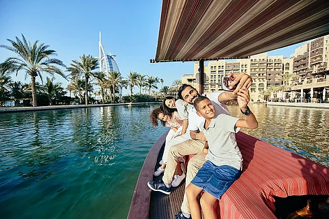 دبي تحول السياح إلى مقيمين: بيئة جاذبة ونمو سكاني متسارع